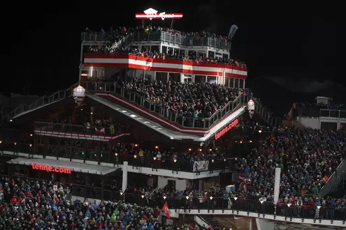 Hohenhaus Tenne in Schladming bei einer Nachtveranstaltung mit Publikum