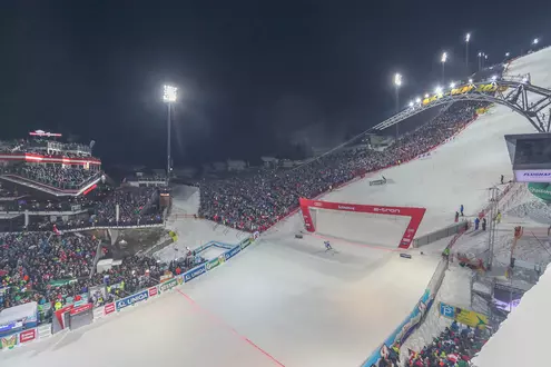 Nachtskilauf mit Publikum in Schladming